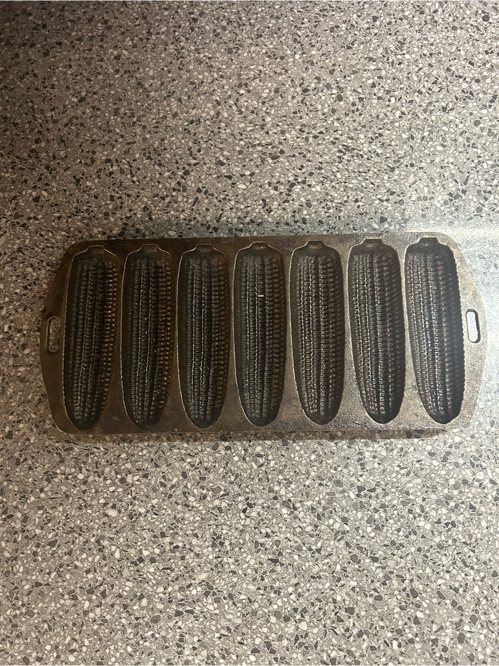 Vintage 7-Ear Cast Iron Cornbread Pan